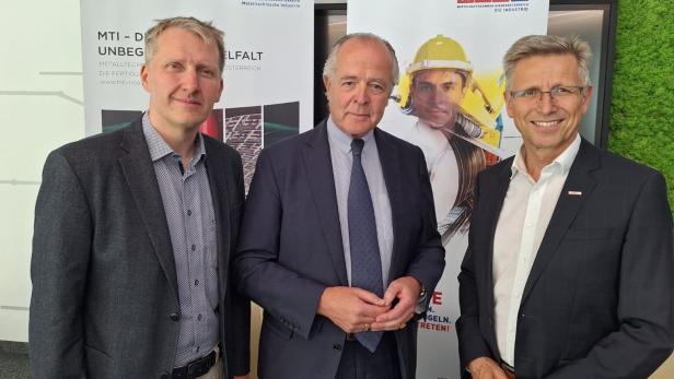 IWI-Forscher Herwig Schneider, Veit Schmid-Schmidsfelden (Fachgruppenobmann Metall-Industrie), Helmut Schwarzl (WK-Spartenobmann Industrie)