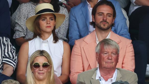 Emma Watson und weitere Zuschauer bei einer Sportveranstaltung.