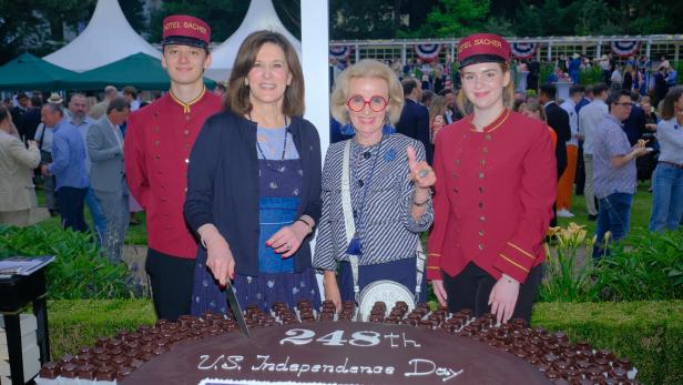 Victoria Reggie Kennedy und Elisabeth Gürtler beim Anschneiden der Torte