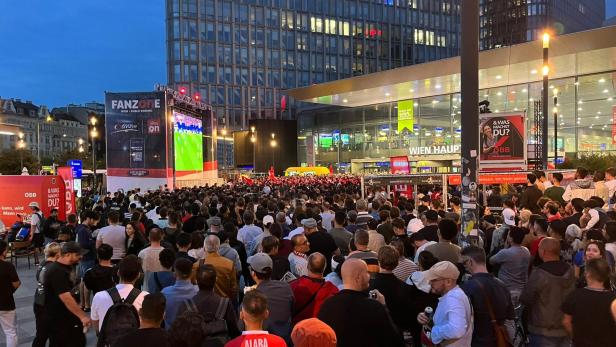 Tausende Fans haben sich am Hauptbahnhof versammelt.