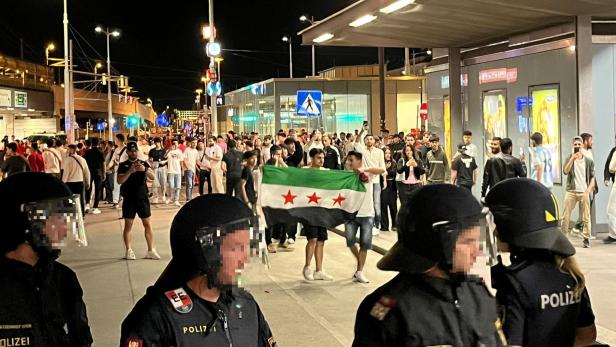 Junge Männer mit syrischer Fahne gerieten nach dem Spiel mit Türkei-Fans aneinander. Die Polizei schritt ein