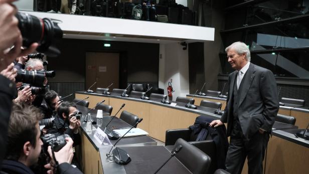 Vivendi-Aufsichtsratsvorsitzender Vincent Bollore posiert für nationale Fernsehdienste in der Nationalversammlung in Paris.