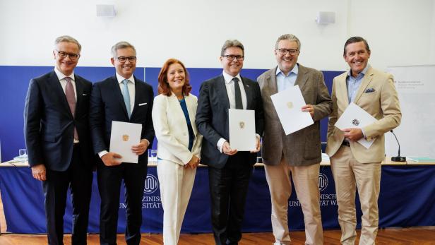 Martin Polaschek, Bundesminister für Bildung, Wissenschaft und Forschung, Magnus Brunner, Bundesminister für Finanzen, Peter Hacker, amtsführender Stadtrat für Soziales, Gesundheit und Sport Peter Hanke, amtsführender Stadtrat für Finanzen, Wirtschaft, Arbeit, Internationales und Wiener Stadtwerke, Evelyn Kölldorfer-Leitgeb, Generaldirektorin des Wiener Gesundheitsverbunds und Markus Müller, Rektor der MedUni Wien