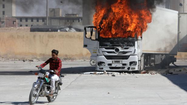 Ein brennender türkischer Lastwagen während der Proteste gegen die Türkei in al-Bab, in der von der Opposition gehaltenen nordsyrischen Region Aleppo, 01. Juli 2024. 