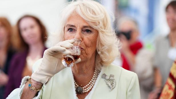 Queen Camilla probierte in Schottland Whisky