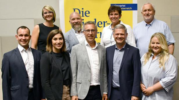 vorne: Jürgen Schön, Elke Aigner, Georg Strasser, Andreas Hanger, Tamara Starzer, 2. Reihe: Martina Nenning, Reinhard Nosofsky, Silvia Schaumberger, Gottfried Eidler