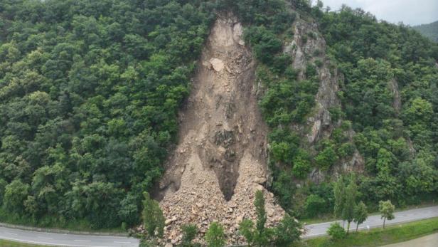 Anfang Juni rutschte eine Steinlawine auf die B33 ab