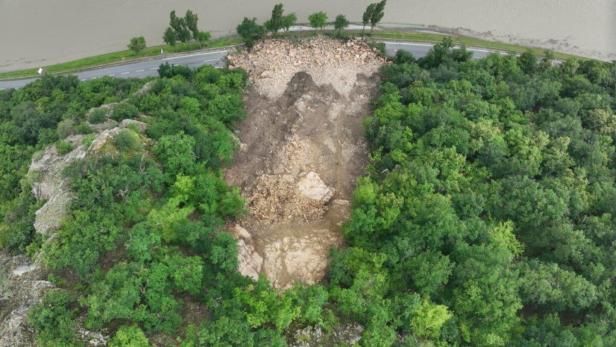 Geröllmure mit 5.000 Kubikmeter Gestein blockiert die B33 bei Aggsbach-Dorf