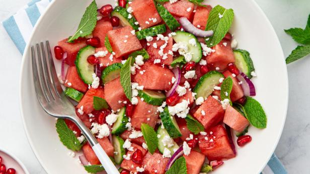 Wassermelonen-, Gurken-, Feta- und Minzsalat in einer weißen Schüssel.