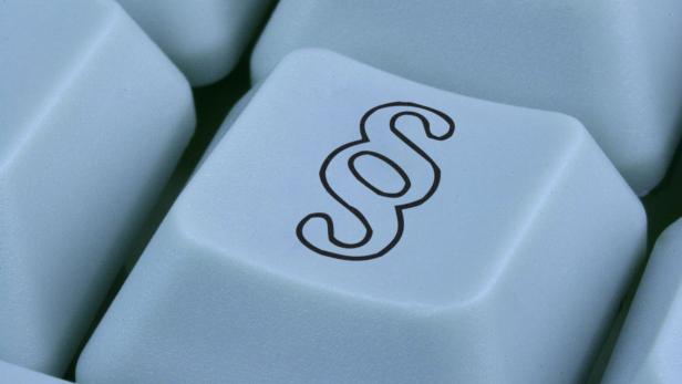 Nahaufnahme einer Computertaste mit dem Paragraphenzeichen.