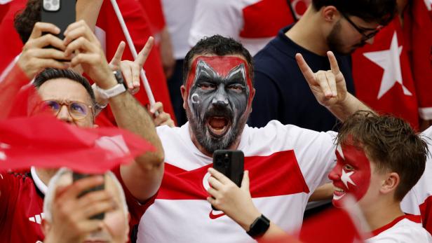 Auch im Viertelfinale wurde wieder der Wolfsgruß gezeigt