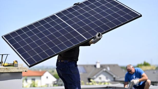 ++ THEMENBILD ++ PHOTOVOLTAIKANLAGE / PV-ANLAGE / PHOTOVOLTAIKMODULE / SOLARPANELE / SOLARENERGIE / ENERGIE / STROM Einspeisetarife: Strom aus PV-Anlagen bringt im Schnitt rund 5 Cent ein