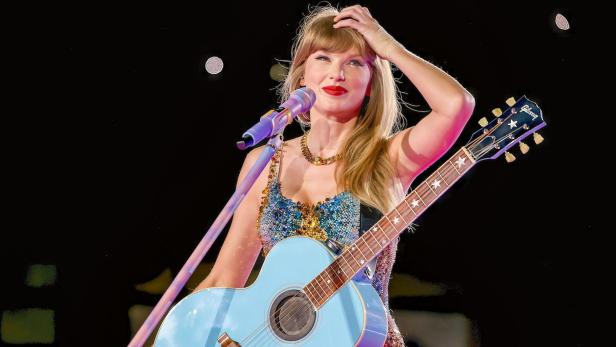 Taylor Swift mit blauer Gitarre