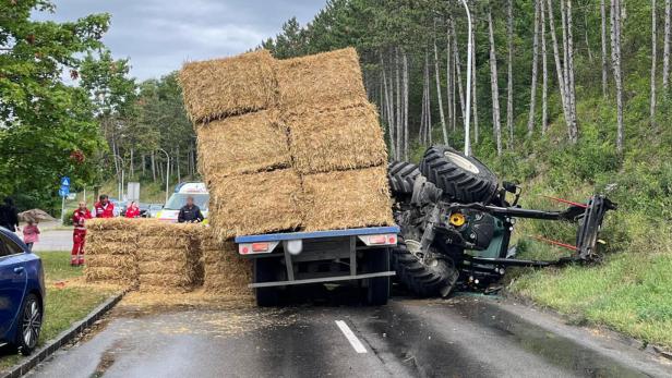 Traktor-Gespann verunglückte bei Hirtenberg: Schwierige Bergung