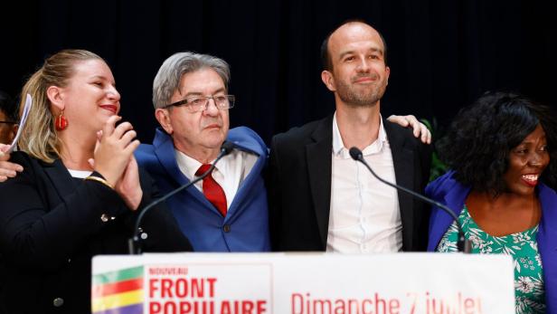 Der Gründer der Linkspartei La France Insoumise (LFI) Jean-Luc Melenchon (2.v.l.) mit den Parteimitgliedern Mathilde Panot (l.), Manuel Bompard (2.v.r.) und Daniele Obono (r.) nach den ersten Hochrechnungen