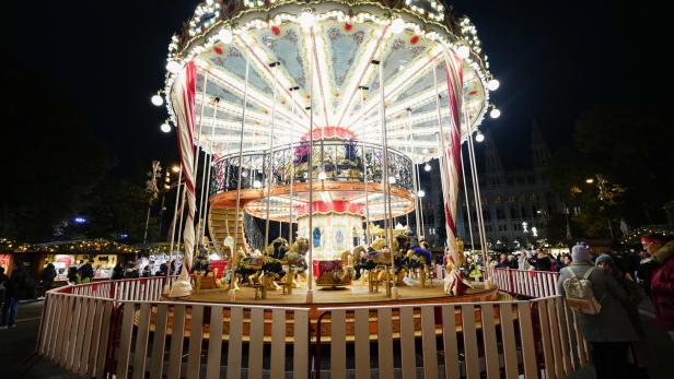 ++ THEMENBILD ++ WEIHNACHTSMARKT / WEIHNACHTEN / CHRISTKINDLMARKT/ ADVENT Ringelspiel (Symbolbild)