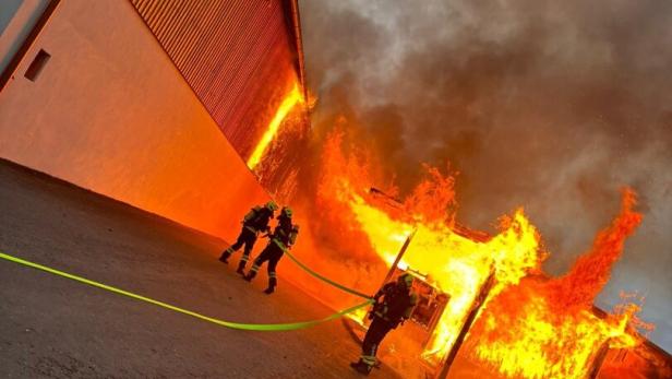 Bauernhof in Flammen: 160 Feuerwehrleute in NÖ im Großeinsatz