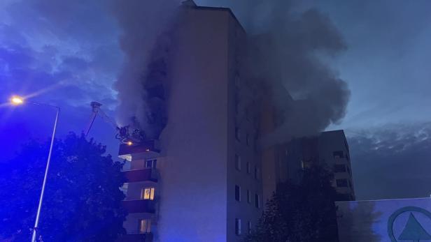 Wohnhaus stand in OÖ in Flammen: Zehn Bewohner im Krankenhaus