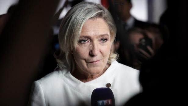 Marine Le Pen vor einem Mikrofon