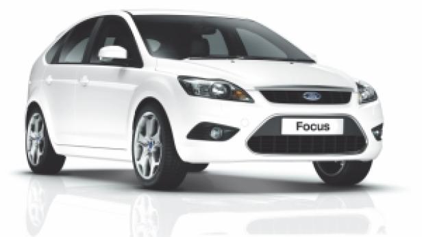 Ein weißer Ford Focus steht vor einem weißen Hintergrund.