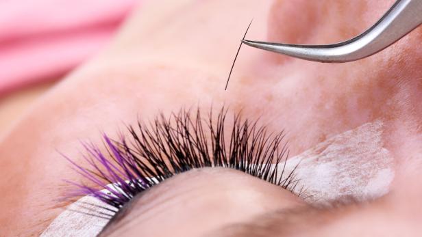 Wimpern werden verlängert.
