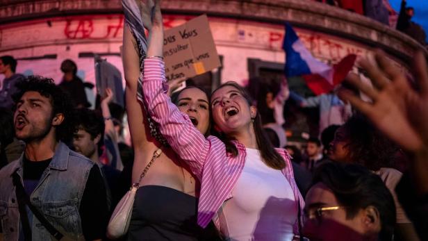 Junge Frauen feiern in Paris