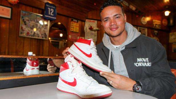 Englischer Ex-Kicker Jermaine Jenas mit sündteuren „Nike Air Ships“