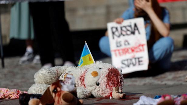 Symbolbild: Demo in Prag nach russischem Angriff 