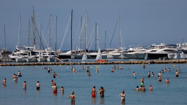 Symbolbild: Strand mit Touristen auf Mallorca