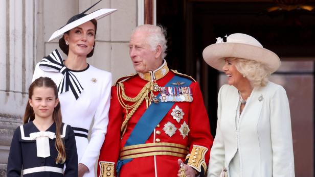 Prinzessin Charlotte mit Mutter Kate, Opa Charles und Camilla bei "Trooping The Colour"