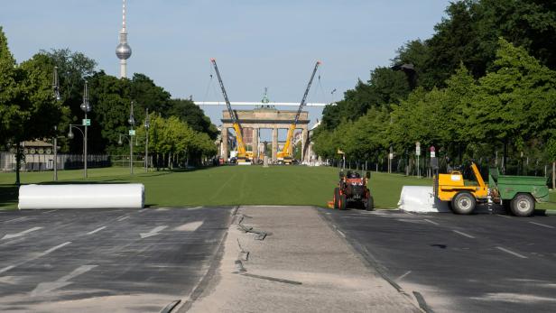 Selbstkühlender Kunstrasen soll Städte kühler machen (Für die Fanmeile vor dem Brandenburger Tor wurde ein herkömmlicher Kunstrasen ausgelegt.)