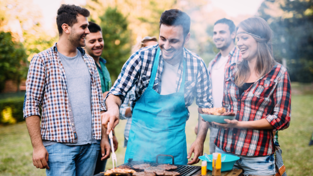 Freunde grillen gemeinsam.