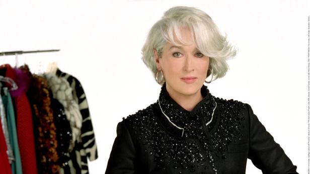 Meryl Streep hält eine Ausgabe der Zeitschrift „Runway“ in der Hand.