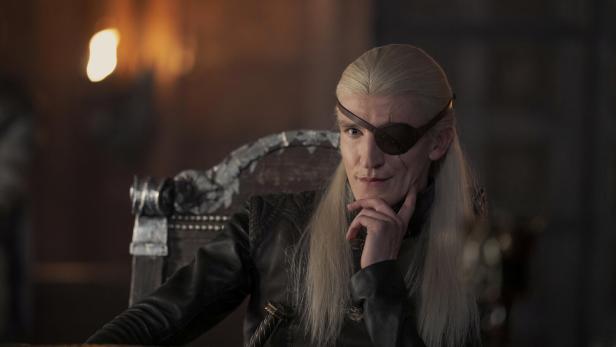 Der britische Schauspieler Ewan Mitchell verkörpert in „House Of The Dragon“ den gefürchteten Aemond Targaryen.