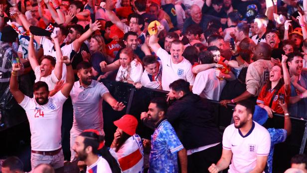 Englische Fußballfans feiern den Aufstieg ins EM-Finale