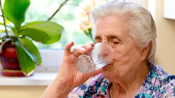Unterschätzte Gefahr: Warum ältere Menschen oft zu wenig wenig trinken