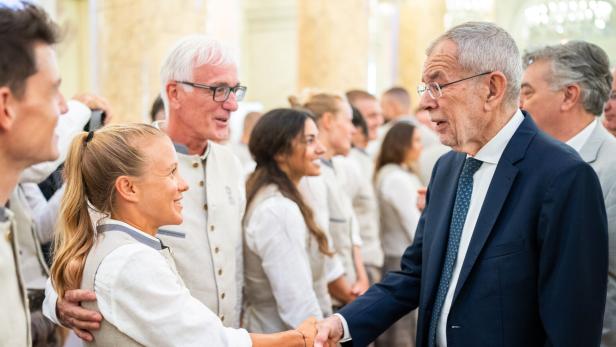 Bundespräsident Alexander van der Bellen mit Marathonläuferin Julia Mayer