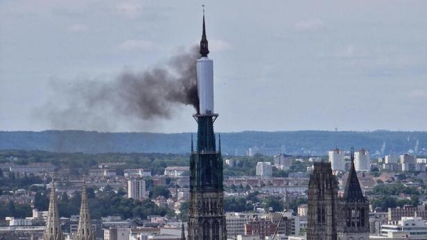 Berühmte Kathedrale von Rouen steht in Flammen