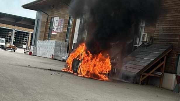 Brenzliger Einsatz in NÖ: E-Auto stand lichterloh in Flammen