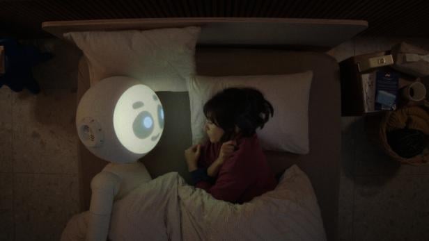 „Sunny“ der Roboter im Bett mit Suzie (Rashida Jones)