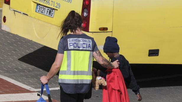 Insignia cruise ship arrives in Tenerife island with 71 migrants on board Spanien: Streit über 6.000 geflüchtete Minderjährige entbrannt