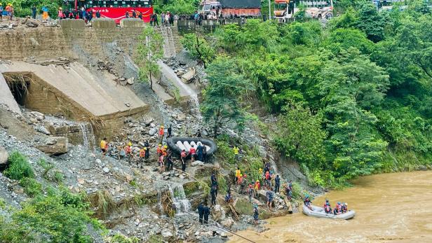 NEPAL-ACCIDENT-LANDSLIDE Erdrutsch in Nepal: Zwei Busse von Autobahn gerutscht und in Fluss gestürzt