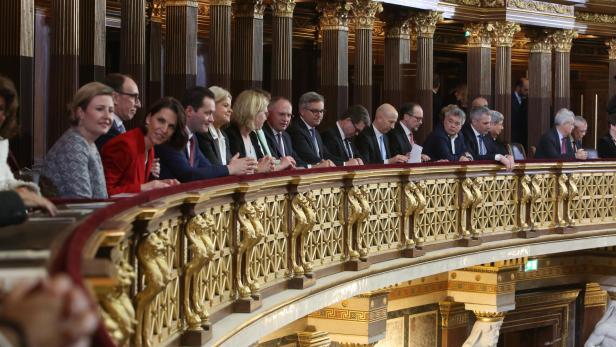 Bundesregierung beim Festakt anlässlich der Wiedereröffnung des Parlaments 2023