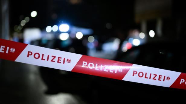 Ein Mann ist am Dienstagabend, 11. Juni 2024, in Wien-Floridsdorf nach einer Attacke mit einer Axt auf Polizisten beim Versuch einer Festnahme erschossen worden. Zuvor war eine 22 Jahre alte Chilenin mit schweren Kopfverletzungen tot in einer nahe gelegenen Wohnung gefunden worden. Im Bild: Eine Polizeiabsperrung am Tatort. - FOTO: APA/MAX SLOVENCIK