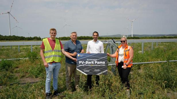 Am Gelände des entstehenden Hybrid-Parks Pama. Im Bild v. l.: Nather Dominik, BE Energy GmbH, Manfred Bugnyar, Bürgermeister von Pama, Dr. Stephan Sharma, Vorstandsvorsitzender der Burgenland Energie, DI Jessica Bauer, BE Energy GmbH.