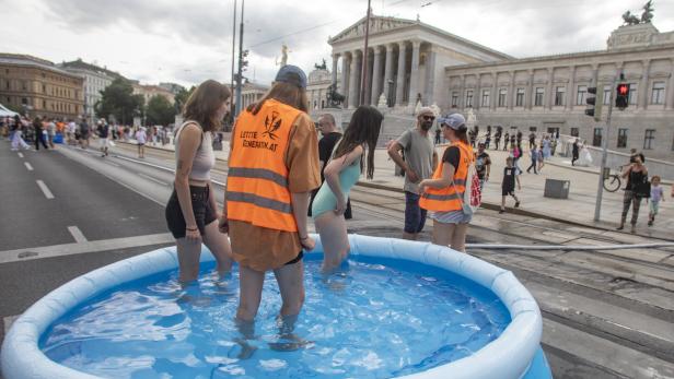 "Letzte Generation" protestierte mit Pool vor Parlament