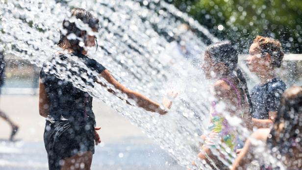 Hitze und Unwetter: 38 Grad in Sicht, während das große Aufräumen weitergeht