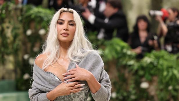 Bei teuerster Hochzeit der Welt: Kardashian trieft von Kopf bis Fuß vor Diamanten