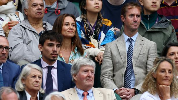 Pippa und James Matthews beobachten ein Tennismatch in Wimbledon.