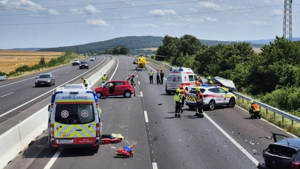 Mutter und Baby bei Unfall auf A3 verletzt